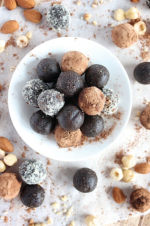 Chocolate, Almond and Hazelnut Bliss Bites {Vegan, Gluten Free & Paleo Friendly} - www.betterwithcake.com