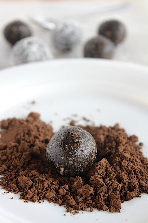 Healthy, No-Bake Lamington Bliss Bites {Vegan, Gluten Free & Paleo Friendly} - www.betterwithcake.com