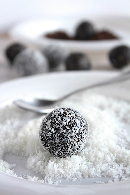 Healthy, No-Bake Lamington Bliss Bites {Vegan, Gluten Free & Paleo Friendly} - www.betterwithcake.com