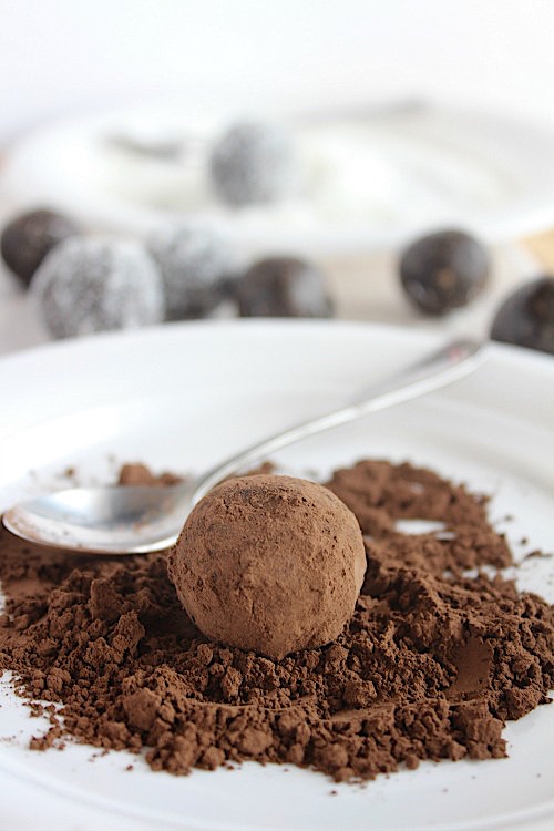 Healthy, No-Bake Lamington Bliss Bites {Vegan, Gluten Free & Paleo Friendly} - www.betterwithcake.com