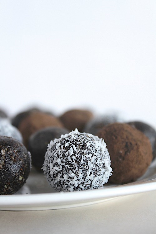 Healthy, No-Bake Lamington Bliss Bites {Vegan, Gluten Free & Paleo Friendly} - www.betterwithcake.com