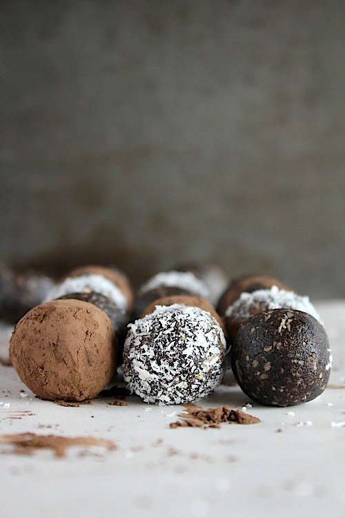 Healthy, No-Bake Lamington Bliss Bites {Vegan, Gluten Free & Paleo Friendly} - www.betterwithcake.com