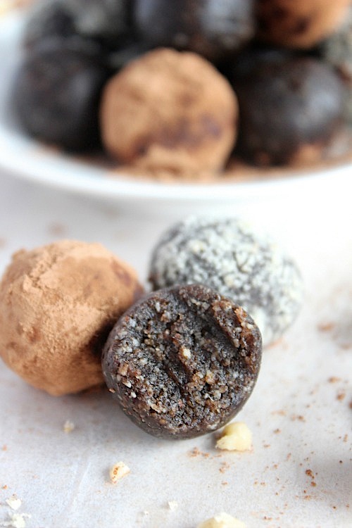 Chocolate, Almond & Hazelnut Bliss Bites {Vegan, Gluten Free & Paleo Friendly} - www.betterwithcake.com