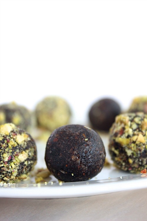 Pistachio Choc Fudge Bliss Bites {Vegan, Gluten Free & Paleo Friendly} - www.betterwithcake.com