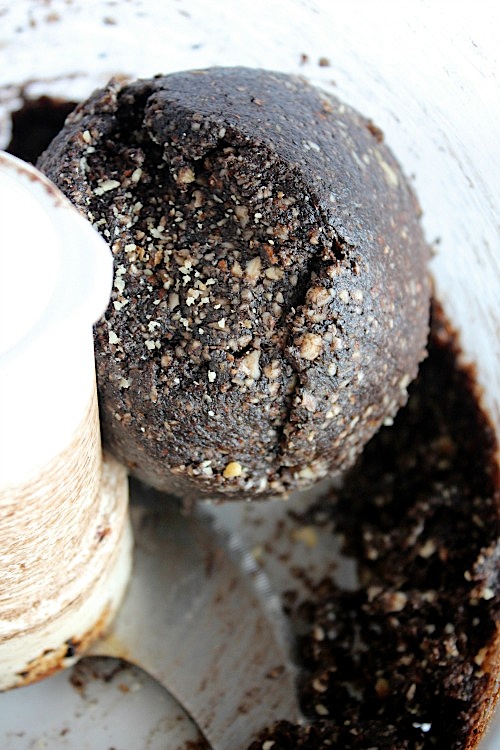 Decadent and Rich Raw Chocolate Brownies {Vegan, Gluten Free & Paleo Friendly} - www.betterwithcake.com